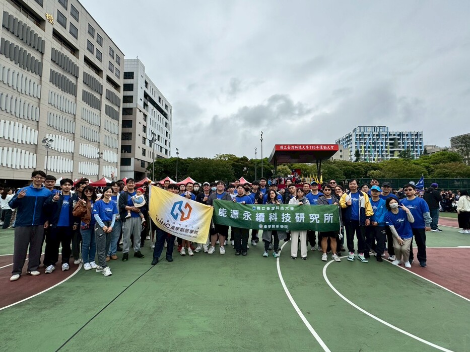 產學創新學院師生合影