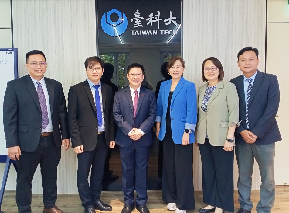 來訪人員與鄭逸琳（代理）院長等人合照圖片